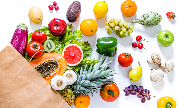 Blick von oben auf eine Tüte mit gesunden Gemüse und Obst