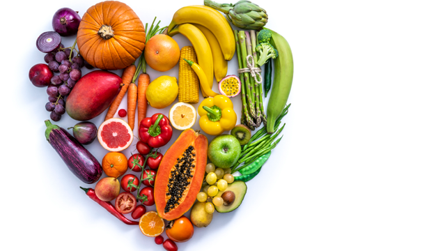 Blick von oben auf ein Herz aus verschiedenen Obst und Gemüse 